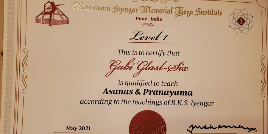 Iyengar-Yoga-Lehrerin Gabi Glasl-Six