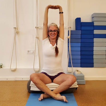 Iyengar-Yoga-Lehrerin Gabi Glasl-Six
