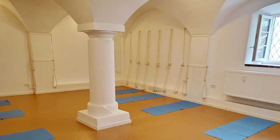 Iyengar-Yoga-Lehrerin Gabi Glasl-Six